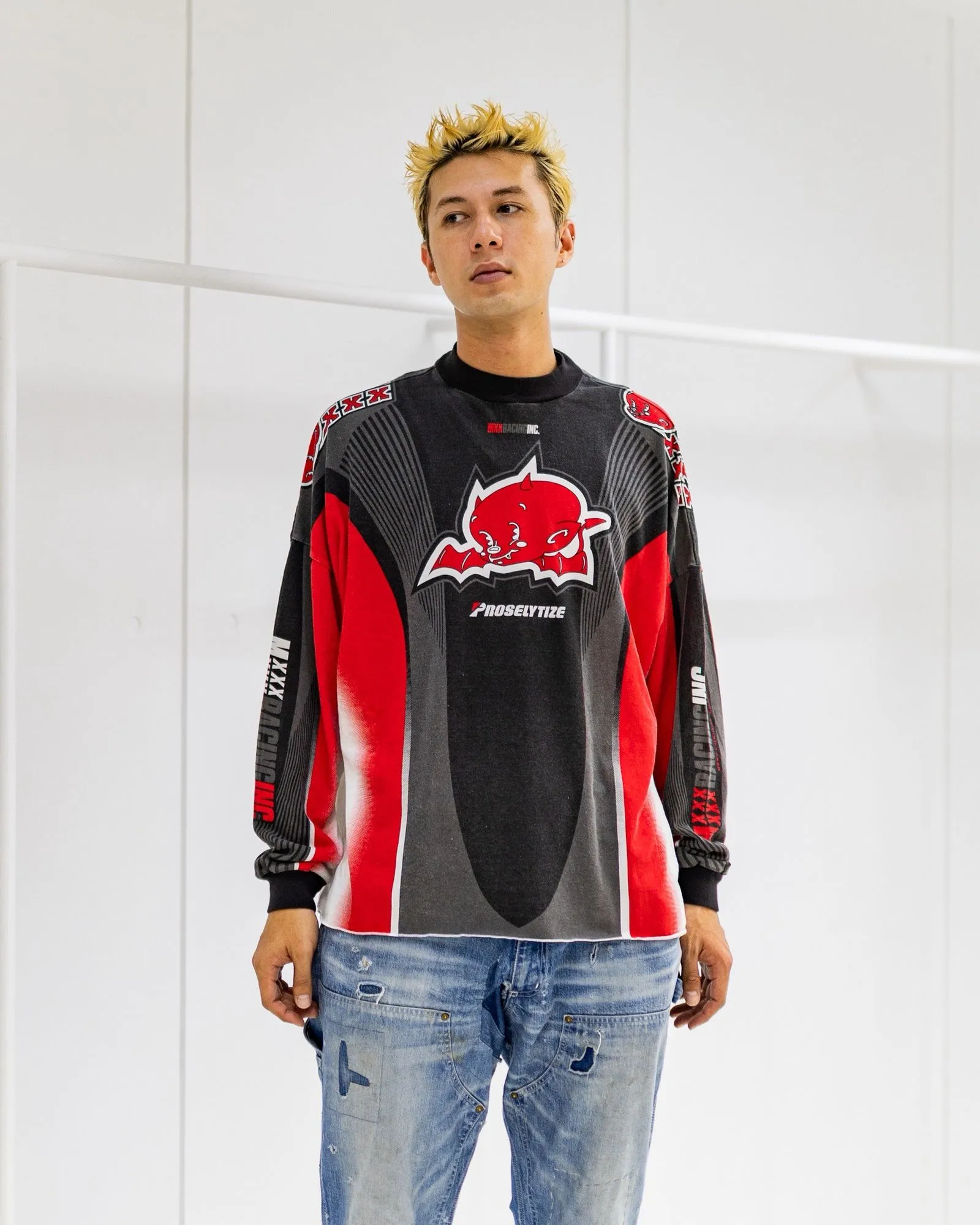 SAINT Mxxxxxx LS TEE/MORTOR CYCLE/WHT Little Devil Angel Racing Long Sleeve Off-White S-XL SAINT's annual racing style BOXY short, wide and fat design will be sold out immediately every time it is released. The whole garment is oversized and has many prints. The front and back prints on the shoulder are aligned. The printing area is very large and the operation is also difficult. The genuine level is restored. The ready-made garments are washed again to make them look old. Soft desizing is added to make the printing look old and white.